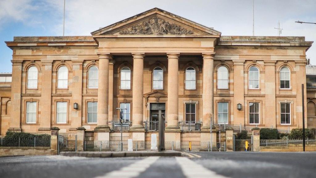 High Court in Dundee building, beige brick with four pillars at the front.