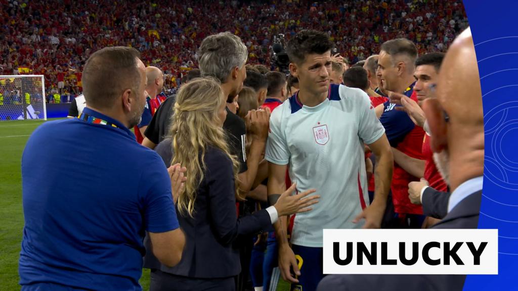 'Lets hope that's not serious' - photographer slips into Morata at full-time