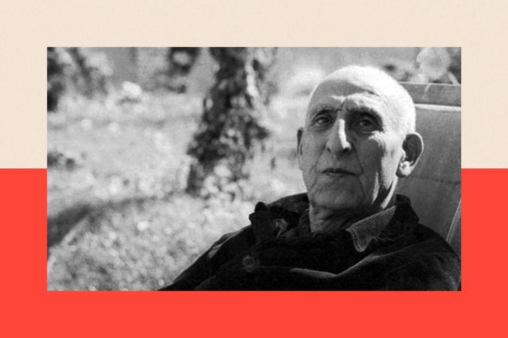 Kryeministri i rrëzuar iranian, Mohammad Mossadeq, i ulur në një kolltuk në një kopsht, i veshur me një xhaketë të errët prej korduro.