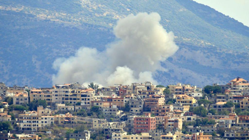 Smoke billows from the site of an Israeli air strike in the southern Lebanese village of Khiam, near the border with Israel (19 September 2024)