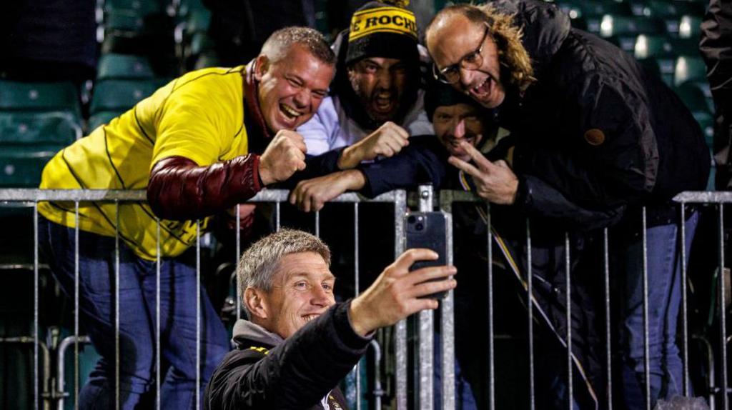 Ronan O'Gara takes a selfie with La Rochelle fans