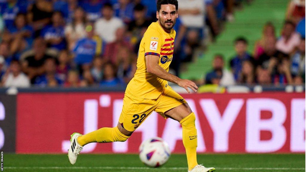 Ilkay Gundogan runs with the ball on his league debut for Barcelona