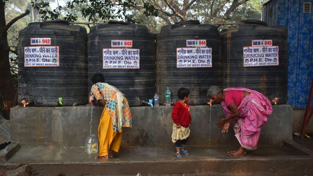 People drink from water tanks in Kolkata