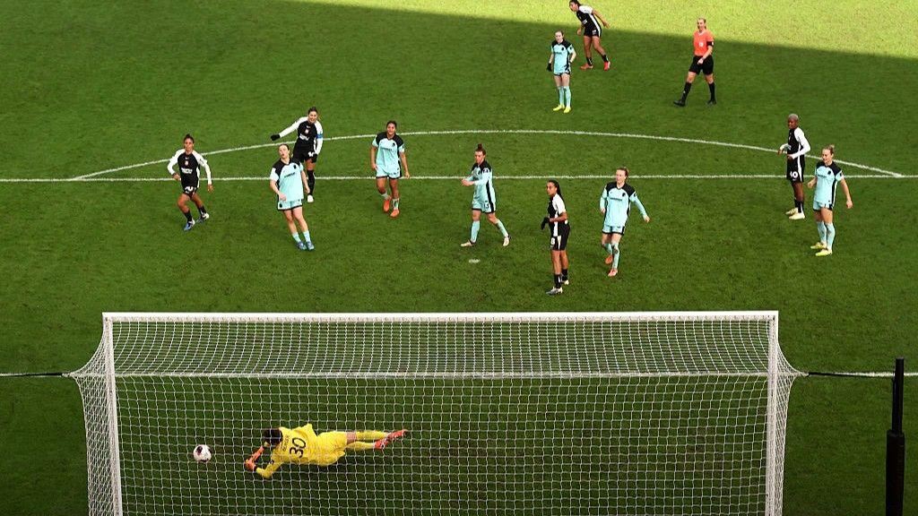 Ann-Katrin Berger fails to keep out Gabi Zanotti's strike