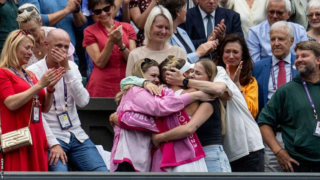 Marketa Vondrousova celebrates with her family