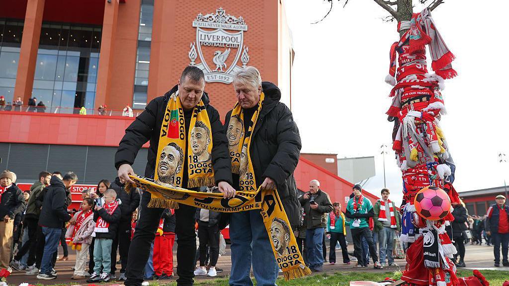 Los aficionados del Wolverhampton Wanderers se detienen para presentar sus respetos al exjugador Diogo Jota