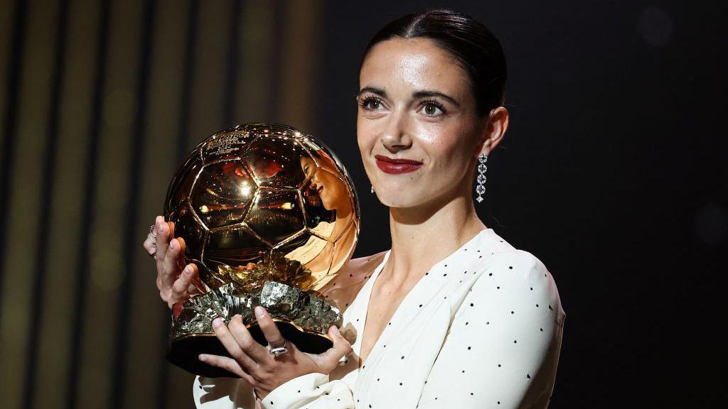 Aitana Bonmati with the women's Ballon d'Or in 2024.