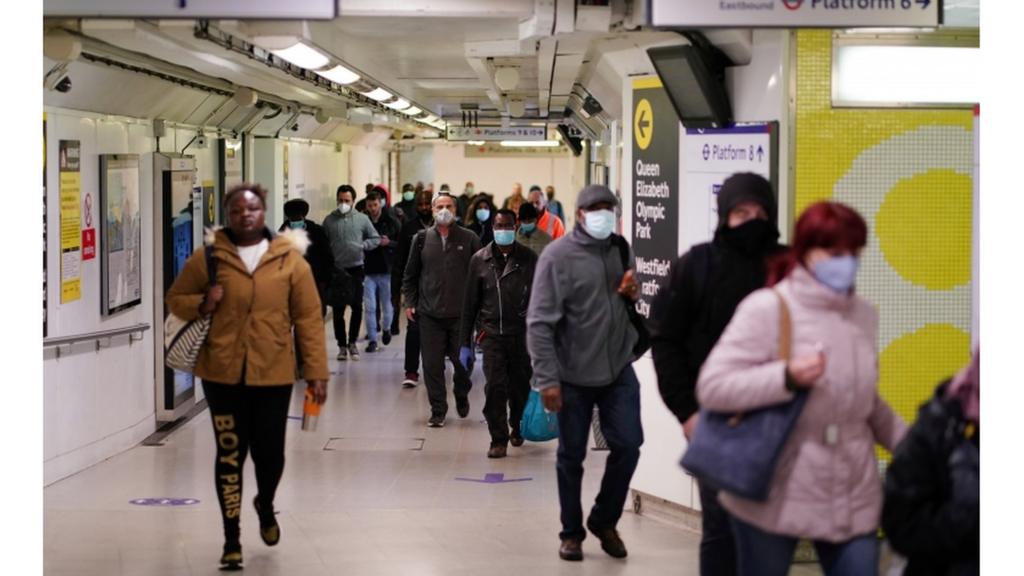 Commuters wearing masks on London underground (13/05/20)