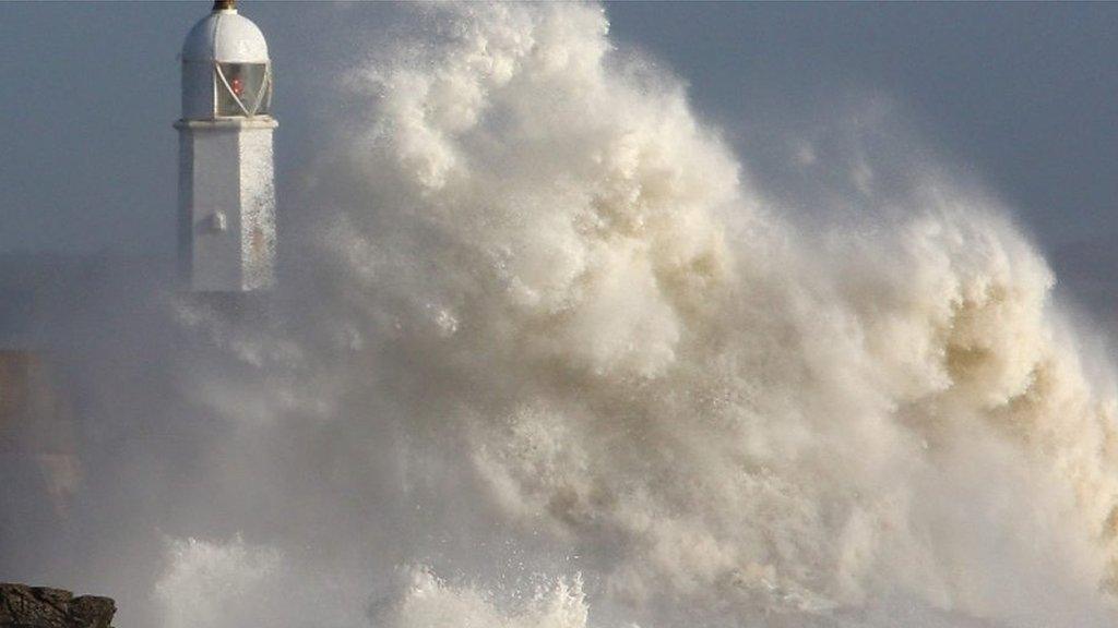 Waves hits lighthouse