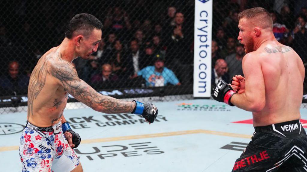 Max Holloway en acción contra Justin Gaethje en UFC 300