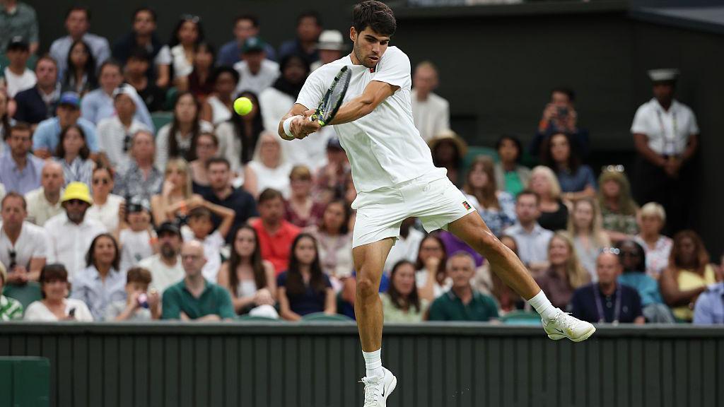 Carlos Alcaraz playing tennis.