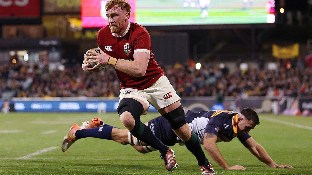 Ollie Chessum evades a tackle against the Brumbies