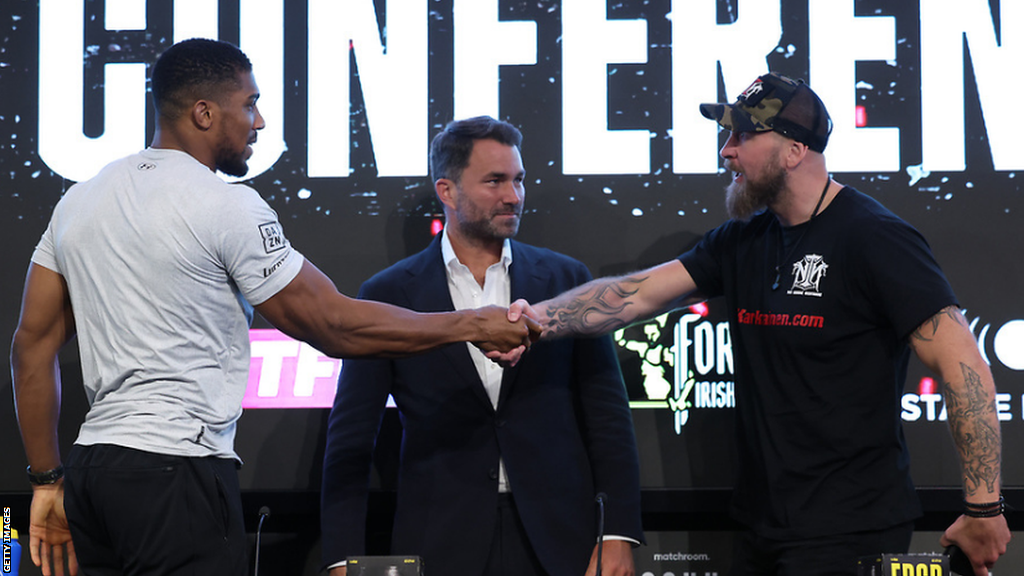 Anthony Joshua and Robert Helenius shake hands