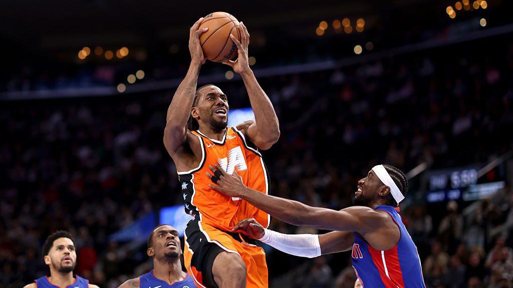 Kawhi Leonard takes a shot against the Detroit Pistons