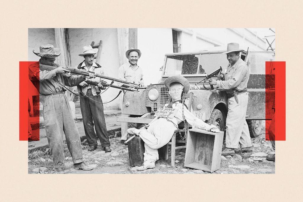 Një foto bardhë e zi tregon një kukull të ish-Presidentit të Guatemalës, Jacobo Arbenz, të mbështetur pas një xhipi, ndërsa burra me kapele drejtojnë armët drejt tij. Kukulla ka një pankartë ku shkruhet (në spanjisht) "Do të kthehem në Rusi".