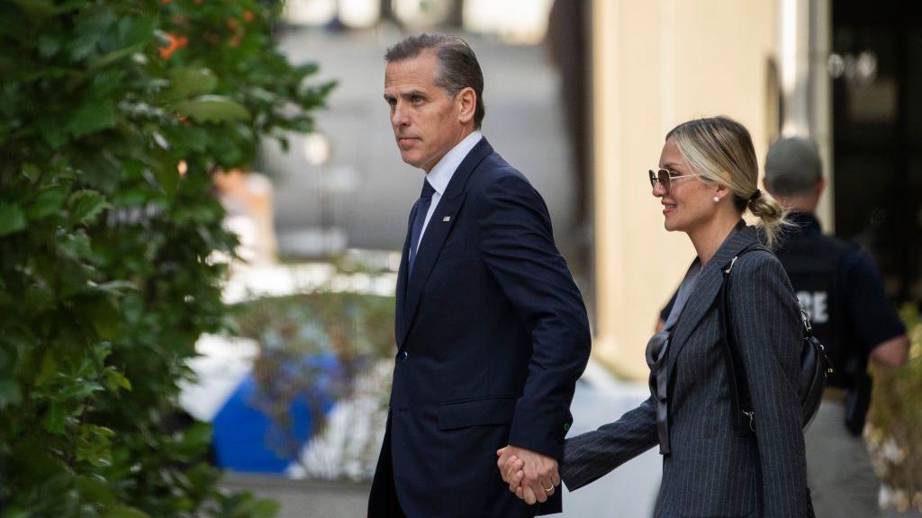 Image shows Hunter Biden arriving at court with his wife