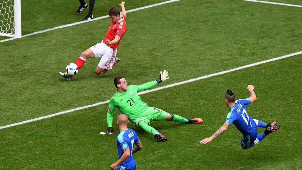 Ben Davies yn clirio'r bêl yn erbyn Slofacia yn ystod gêm gyntaf Euro 2016 yn Bordeaux