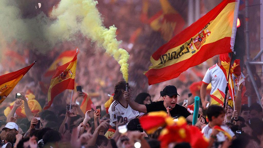 Fan with flare at Cibeles fountain