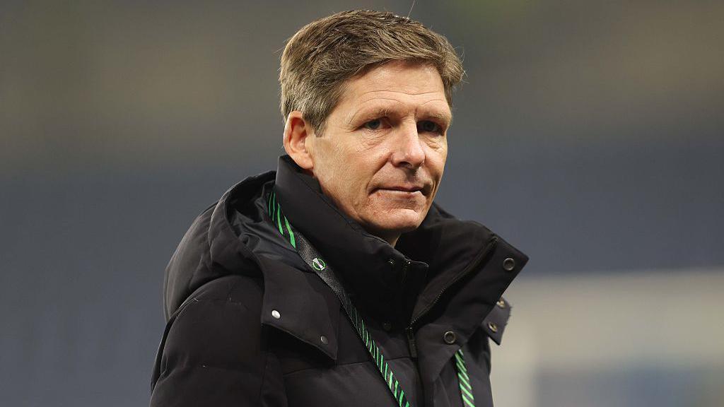 Oliver Glasner wearing a black coat