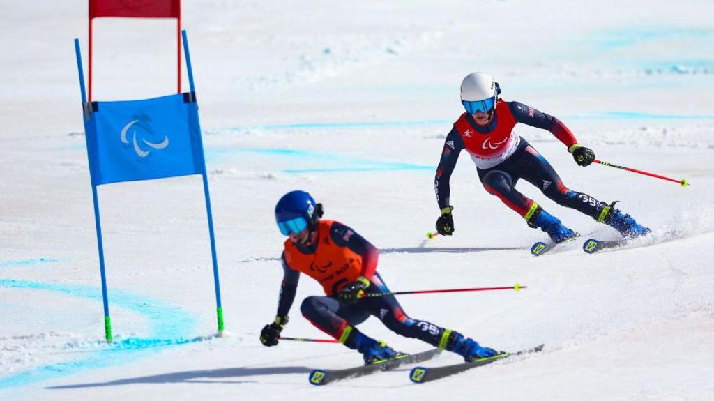 Neil Simpson a jeho bratr Andrew lyžují sjezdovku