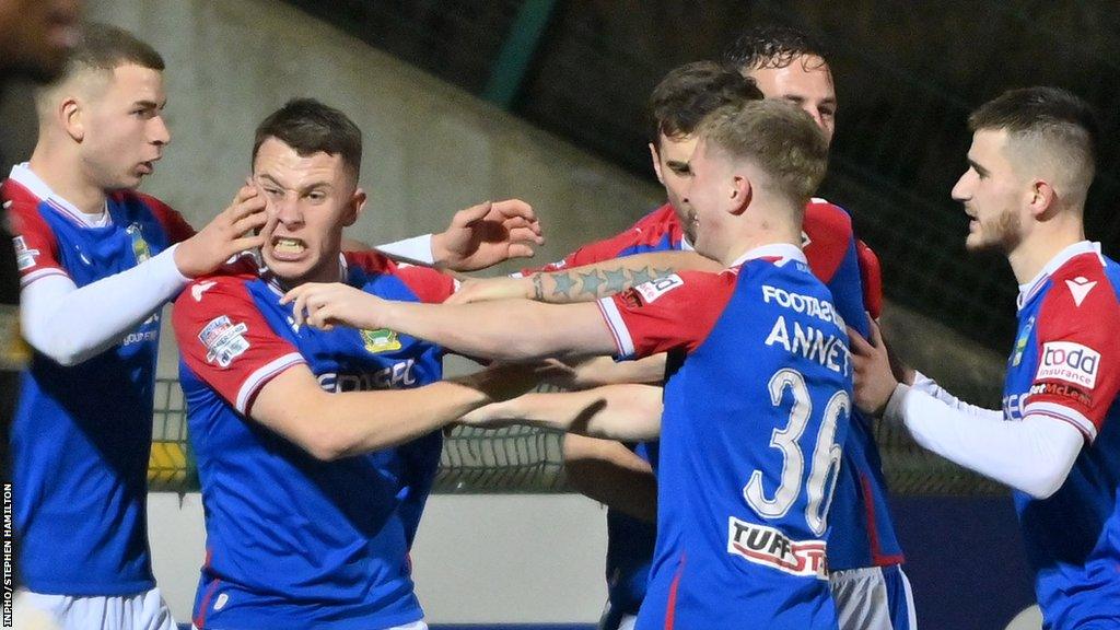 Watch: Irish Premiership - Cliftonville 0-3 Linfield FT - BBC Sport