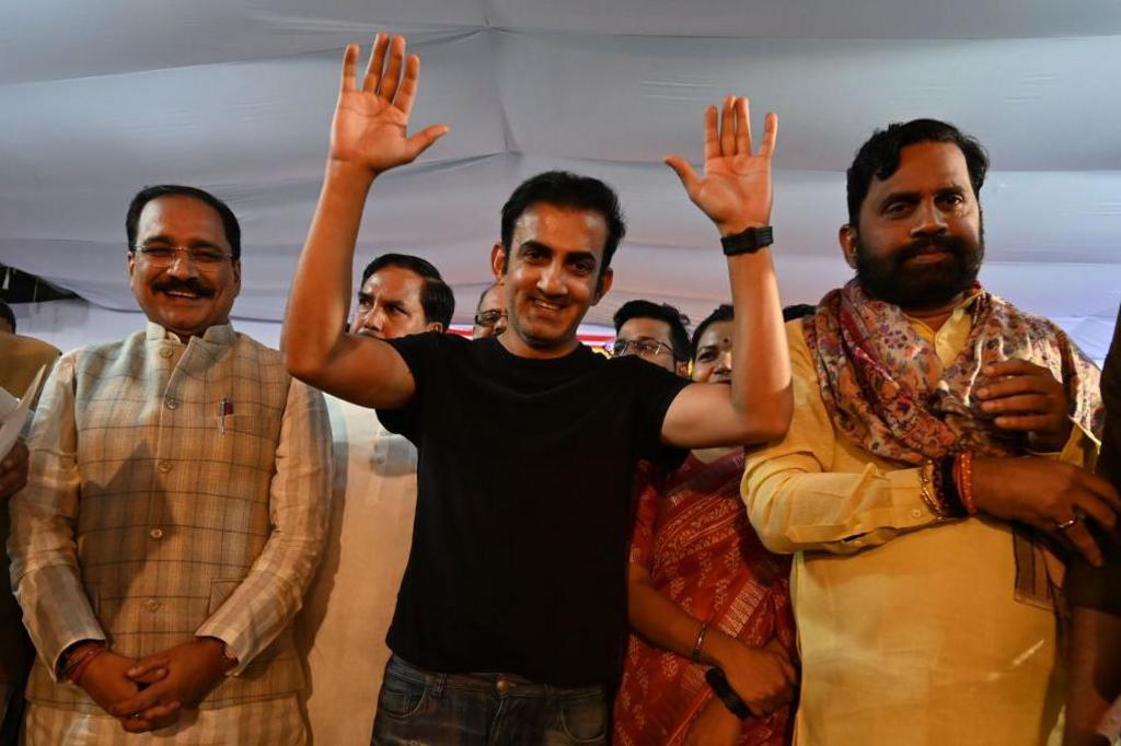  Member of the Lok Sabha in East Delhi Gautam Gambhir, BJP Delhi President Virendraa Sachdeva with Devotees offering prayers on the occasion of Chhath Puja 2023 at ITO Ghat, on November 19, 2023 in New Delhi, India