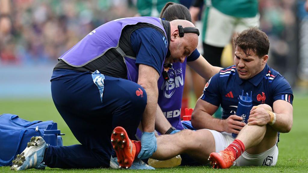 Antoine Dupont in pain after his injury against Ireland