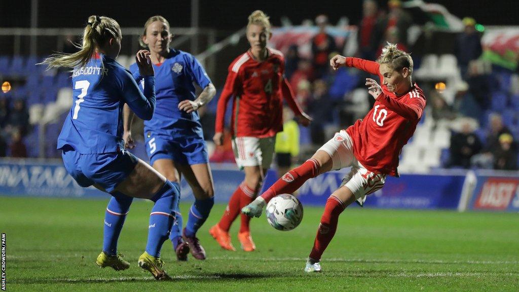 Jess Fishlock shoots v Iceland