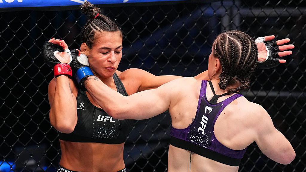 Melissa Mullins punches Bea Mesquita with a left hand