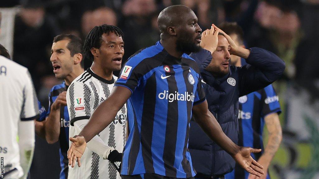 Romelu Lukaku of FC Internazionale reacts after being shown a red card by the Referee Davide Massa in injury time of the Coppa Italia Semi Final 1st Leg match, between Juventus FC and FC Internazionale at Allianz Stadium on April 04, 2023 in Turin, Italy.