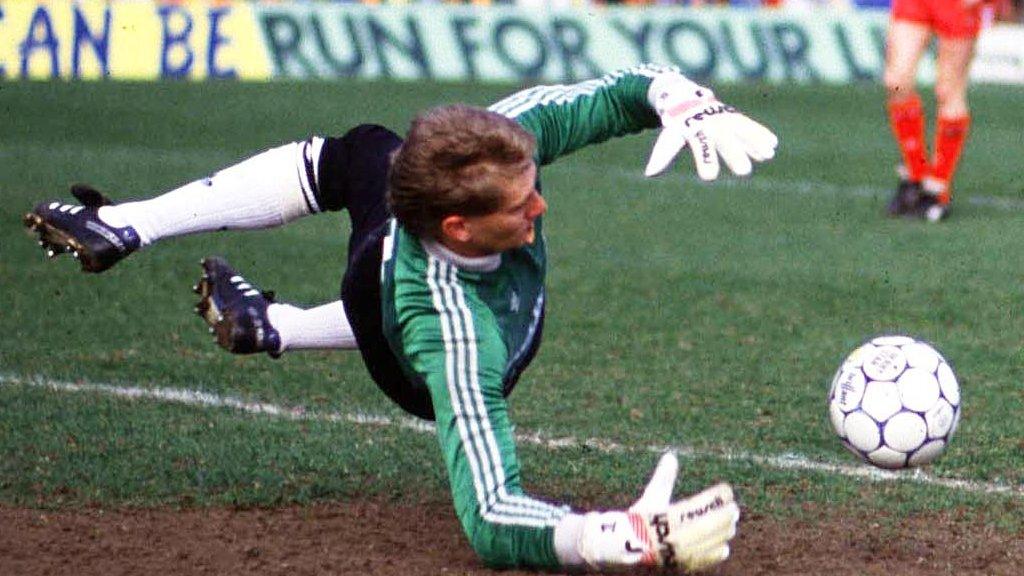 Billy Thomson in action for Dundee United