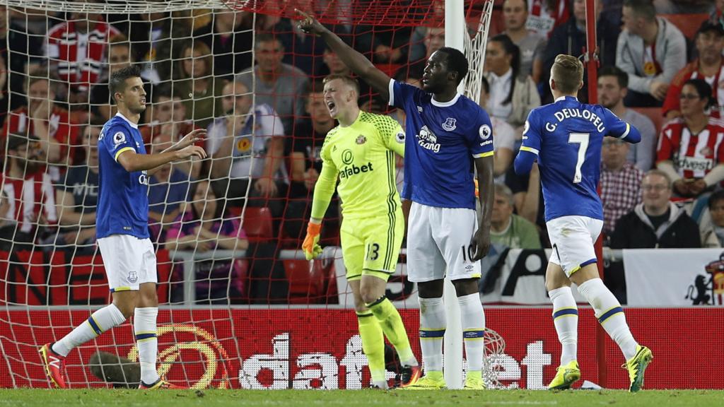 Lukaku celebrates with his teammates