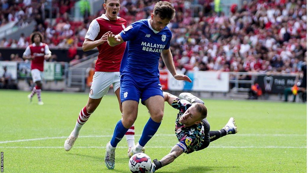 Oxford United have signed ex-Cardiff City forward Mark Harris on a 'long-term-deal'.