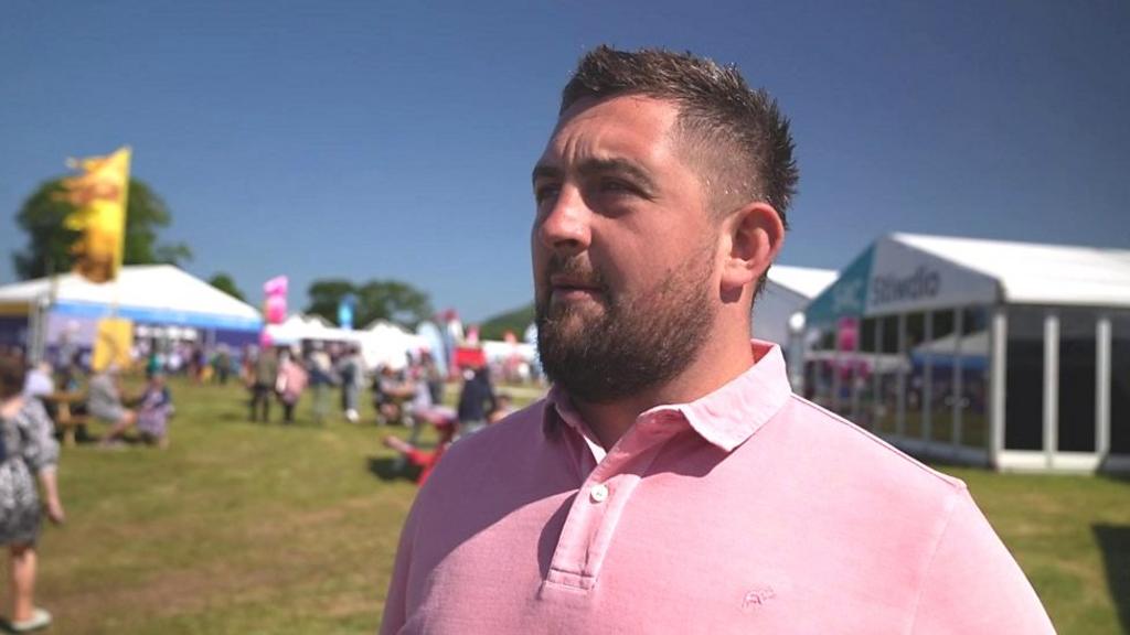 Wyn Jones eisiau gweld mwy yn aros yng nghefn gwlad - BBC Cymru Fyw