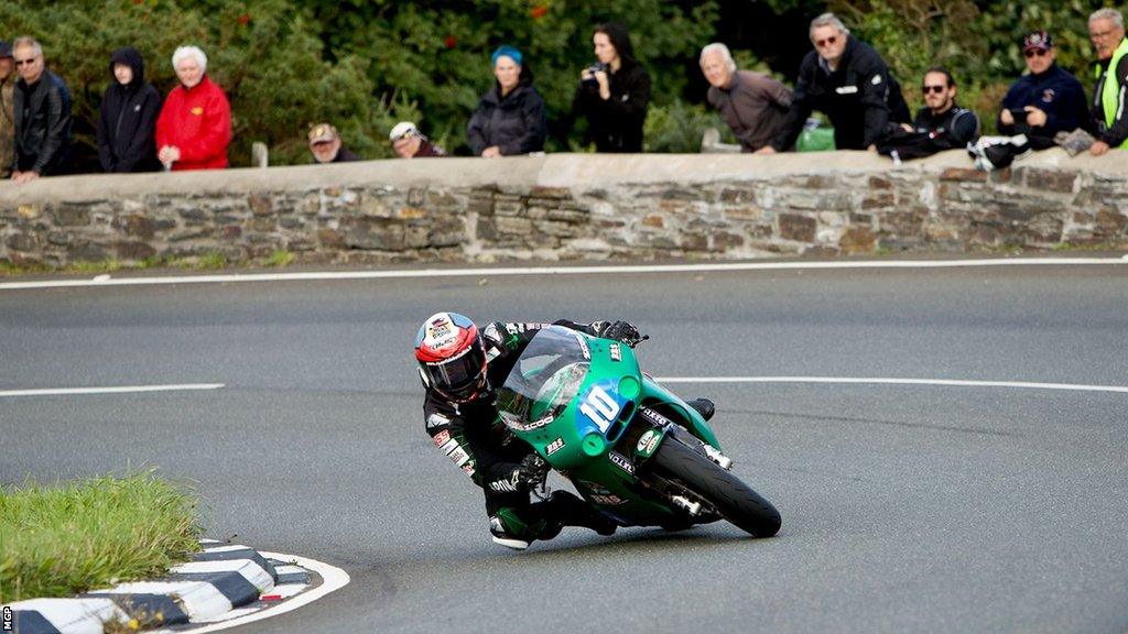 Maurizio Bottalico racing around a bend watched by fans during the Junior Manx GP