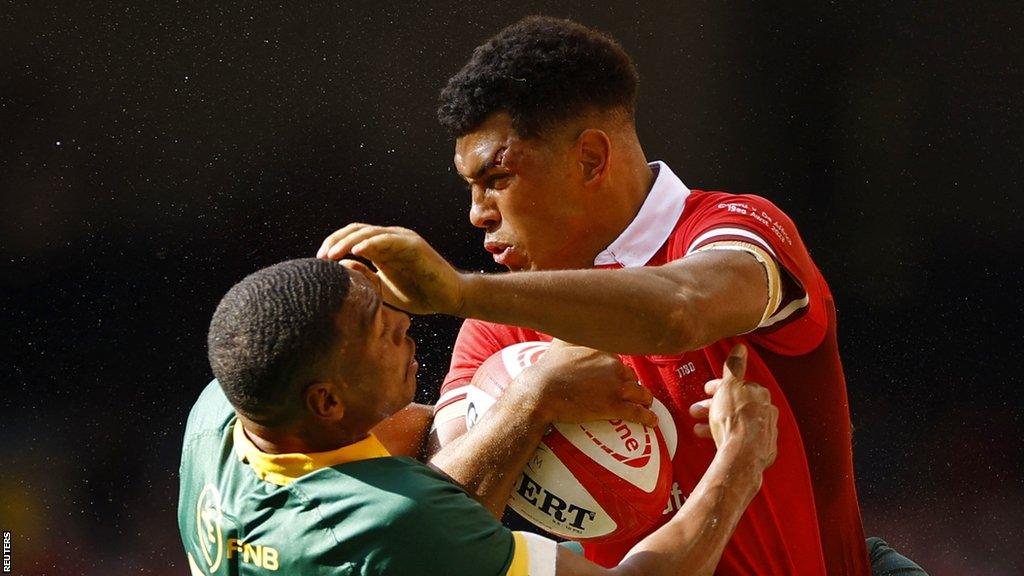 Wales wing Rio Dyer fends off South Africa's Damian Willemse