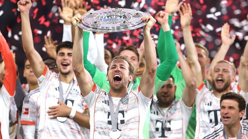 Harry Kane with the Bundesliga trophy