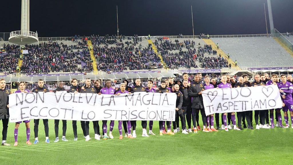 Fiorentina players and staff held banners with messages of support for Edoardo Bove before the Coppa Italia match against Empoli