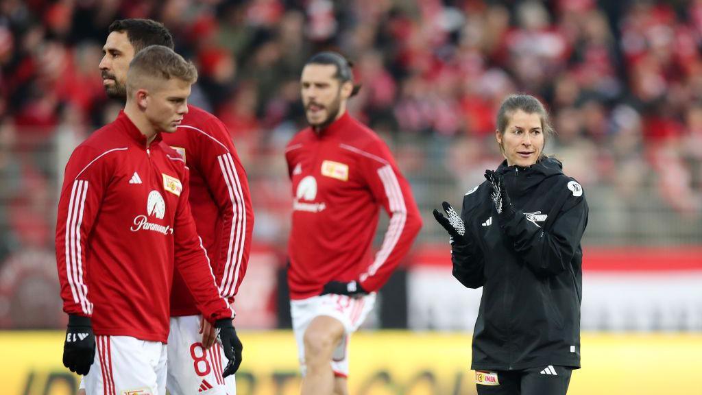 Marie-Louise Eta with Union Berlin players.