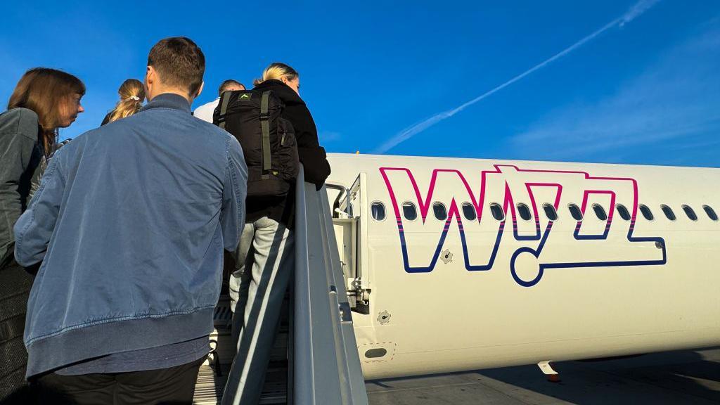 People getting onto a Wizz Air flight