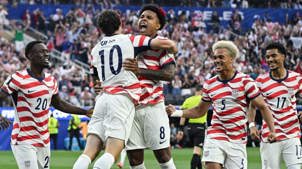 Christian Pulisic, Weston McKennie, Folarin Balogun and Antonee Robinson of United States celebrate their side's first goal against Paraguay