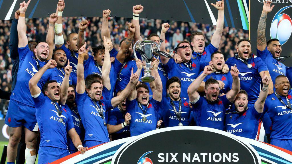 France lifting the Six Nations trophy in 2022.