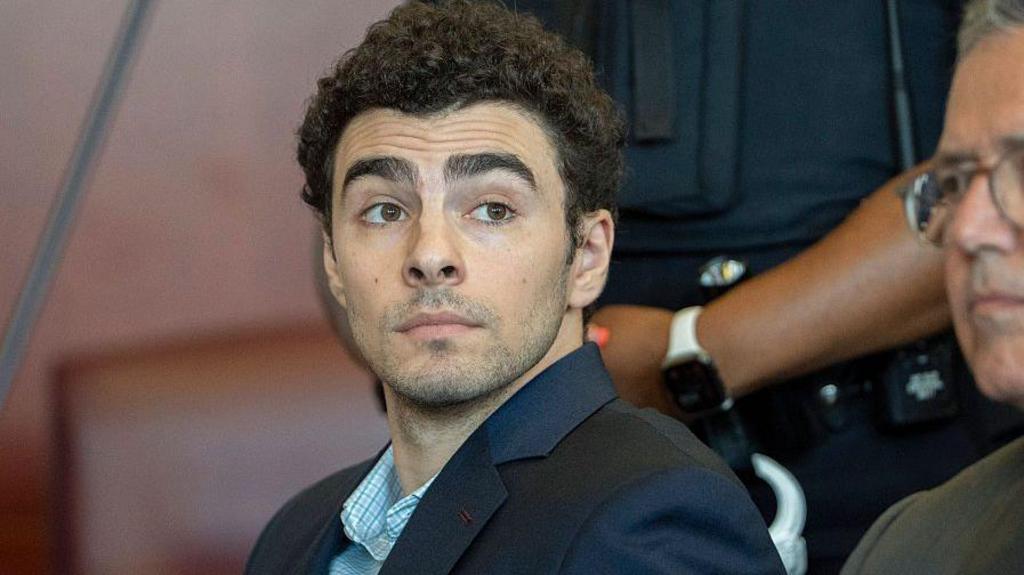 A close shot of Luigi Mangione as he sits in court