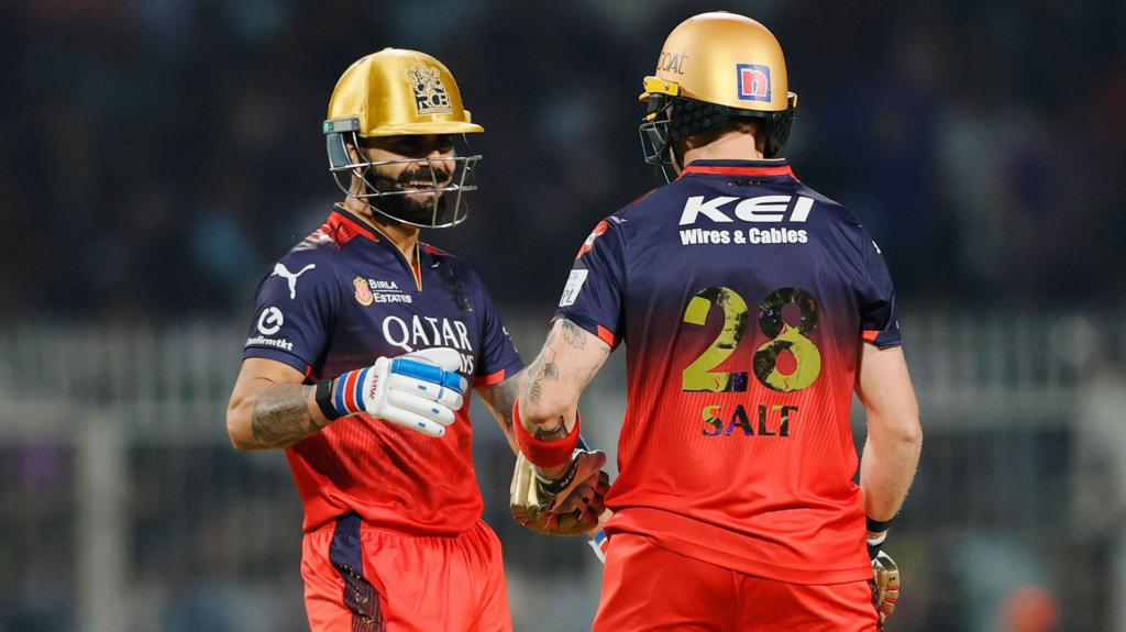 كوهلي وسالت يقودان RCB إلى النصر في افتتاح IPL