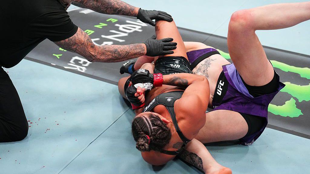 The referee jumps in to stop the fight betwee Bea Mesquita and Melissa Mullins as Mullins taps to an armbar