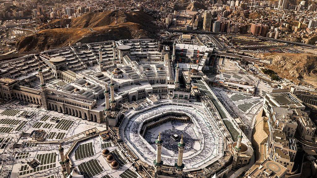 TOPSHOT - This picture shows a view of Islam's holy city of Mecca with Muslim worshippers at the Grand Mosque complex ahead of the annual Hajj pilgrimage on June 1, 2025. (Photo by HAZEM BADER / AFP) (Photo by HAZEM BADER/AFP via Getty Images)