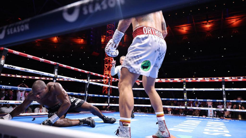 Daniel Dubois on the canvas with Oleksandr Usyk over him