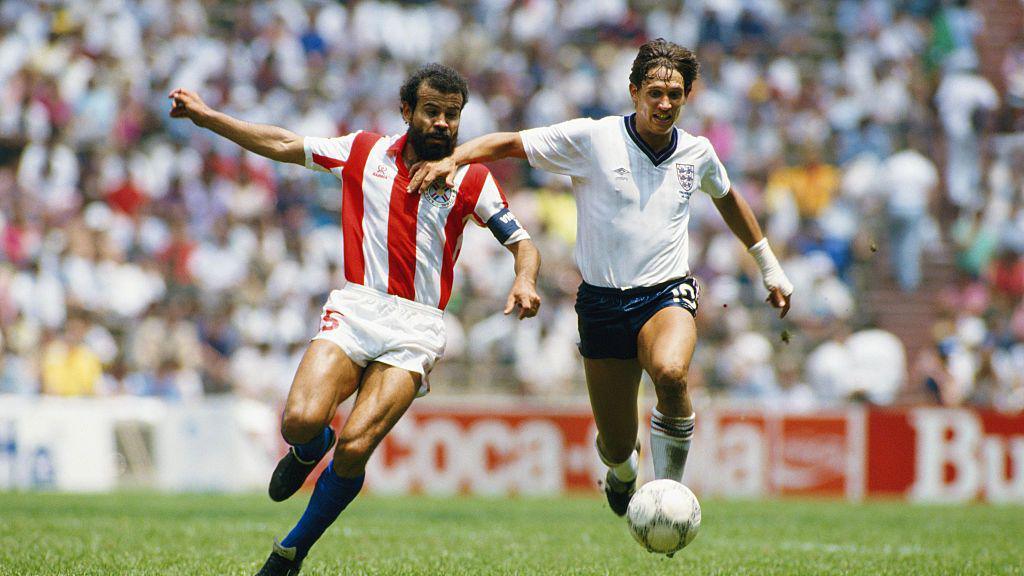 England player Gary Lineker (r) battles for possesion with Paraguay captain Rogelio Wilfredo Delgado during the FIFA 1986 World Cup Finals 