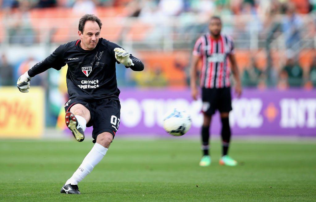 Sao Paolo goalkeeper Rogerio Ceni takes a free-kick against Palmeiras in a 2018 Brazilian Serie A match.