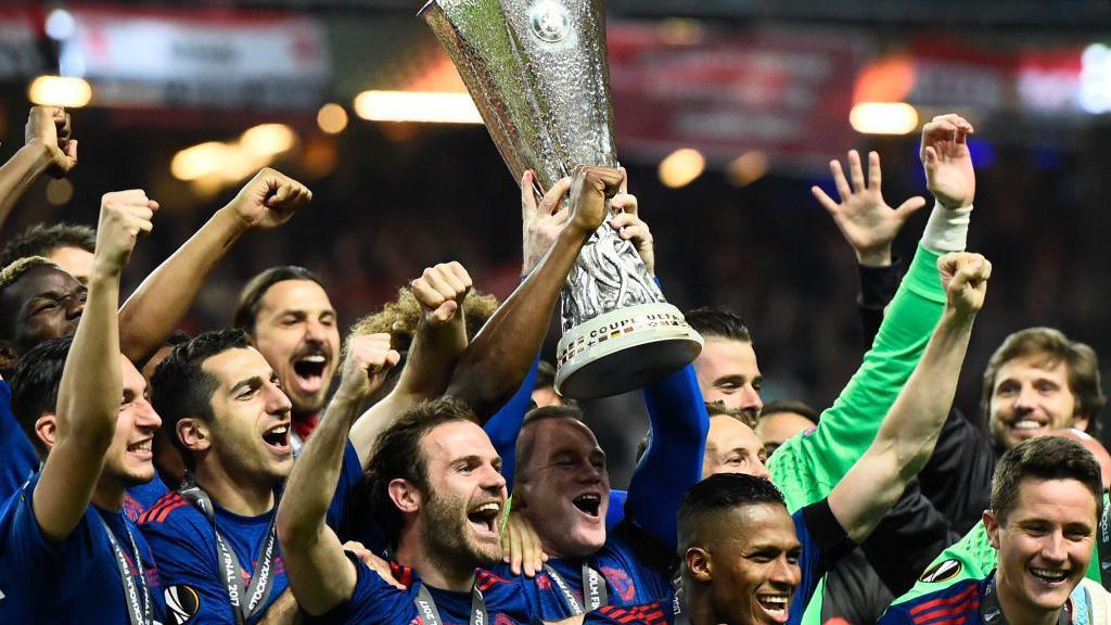United lifting the trophy in 2017.